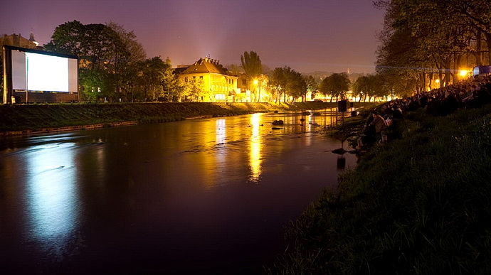 Promítání nad řekou Olší