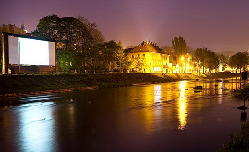 Promítání nad řekou Olší