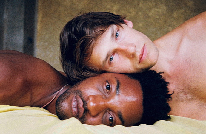 Před odletem (Boy Meets Boy)