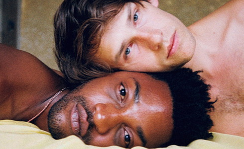 Před odletem (Boy Meets Boy)