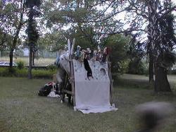 Ani pimprlat�m se d鹻 nevyh�b�. Hur� v�ichni na sc�nu.