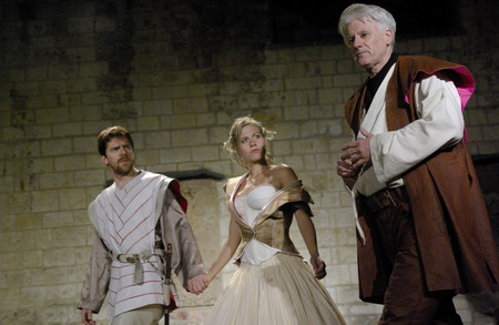 Boue, Viktor Limr (Ferdinand), Zuzana Kajnarov (Miranda), Emil Horvth (Prospero)