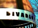 do divadla