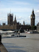 1. Neopakovatelnou kulisou Londýna po staletí zůstává Westminster Abbey a Big Ben, který každou hodinu odzvoní další hodinu.