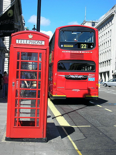 2.	erven u londnskch autobus double-decker, erven u telefonnch budek.   Typick rys Londna, nebo kulisa pro detektivku Agathy Christie?