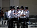 4.	Londnt policajti – bobbies – hldaj (zvlt po atenttech) peliv cel msto. Tady maj slubu pi karnevalu na Notting Hillu.
