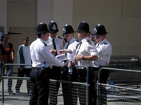 4.	Londnt policajti – bobbies – hldaj (zvlt po atenttech) peliv cel msto. Tady maj slubu pi karnevalu na Notting Hillu.
