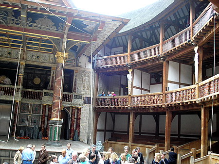 Divadlo Globe sice pochz a z 90.let 20.stolet, ale je postaveno podle albtinskho vzoru.