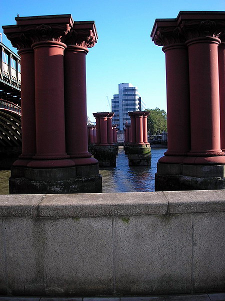 I takov vci se v Londn dj. Nefunkn most nahradil nov, modern, ale velkolep kulisy s pili zstaly.