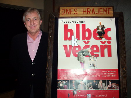Majitel divadla Bez zbradl Karel Hemnek.