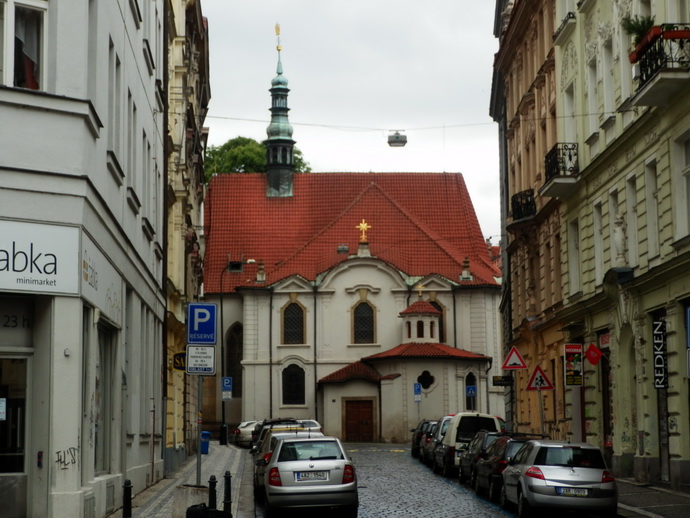 Kostel sv. Vojtch – pohled z vedlej ulice