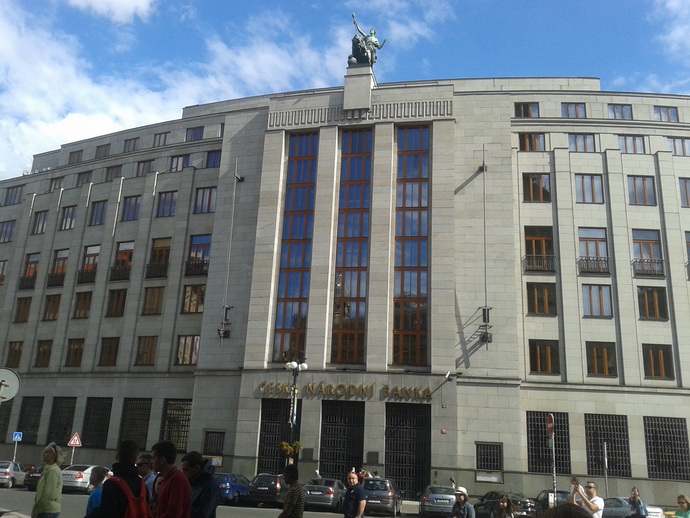 Dnen budova esk nrodn banky byla pvodn postavena jako bankovn dm pro ivnostenskou banku v letech 1935 a 1942 podle projektu Frantika Roitha na mst pvodn ivnostensk banky z roku 1900 a sousedcch hotel.