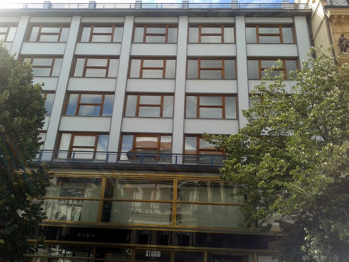 Dtsk dm - dm a dva dal v Havsk ulici (p. 582, 581) byly zboeny v roce 1927 a na jejich mst postavena funkcionalistick budova pojiovny Praha dle projektu L. Kysely. Jej adaptaci na Dtsk dm provedl v letech 1950-1952 F. Cubr.
